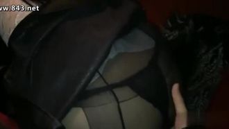 Meine Sexfreundin auf göttlichem Niveau lud mich ein, einen Film anzusehen ... aber ihre Hand wanderte ständig um meinen Schritt herum, also musste ich sie „genau dort fixieren“, bis sie vor Vergnügen zitterte.