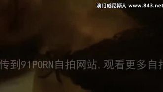 私の小さな妻はとてもセクシーです!それは私の上で上下に揺れ続けました！奥深くまで入って慈悲を乞い続けさせてください