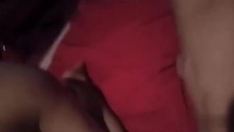 La azafata de la aerolínea X hizo bricolaje Dos dedos de profundidad en el salón 777 para encontrar el punto G... Inmediatamente encontró una pareja sexual tan pronto como se bajó del avión%%%3