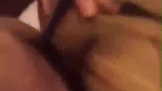 La azafata de la aerolínea X hizo bricolaje Dos dedos de profundidad en la sala VIP del 777 para encontrar el punto G... Inmediatamente encontró una pareja sexual tan pronto como se bajó del avión%%%4