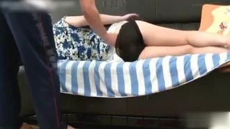 [Incesto locale!] La madre stava facendo un pisolino sul divano, i suoi vestiti erano sollevati silenziosamente e pensava erroneamente che fosse suo marito. Inaspettatamente, è stato suo figlio a metterlo a posto!