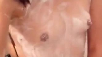 Una ragazza carina con il seno piccolo raccoglie i suoi fagioli sotto la doccia. Urla magnificamente. È pura e carina.
