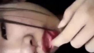 Fille Loli aux petits seins, ses cheveux n'ont même pas encore poussé, elle doit d'abord apprendre à être séduisante