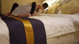 又诱拐了一个良家少妇去宾馆啪啪啪
