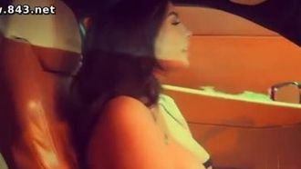 [Europa e Stati Uniti] La modella greca Amanda è nuda e indossa del nastro adesivo per comprare un McDonald's ~ i dipendenti maschi sono così sbalorditi!!