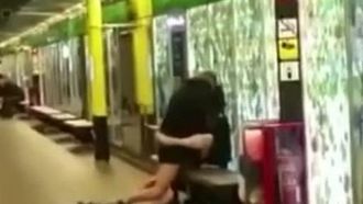 [Europa e Stati Uniti] I giovani sono così impulsivi~ Sono appena scesi dalla metropolitana e hanno iniziato a scopare sulla sedia, ignorando completamente gli spettatori~ Possono avere spazio solo per i loro partner nudi~