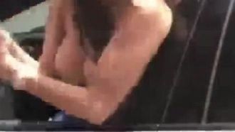 Un'autista donna con un brutto carattere! Si è verificata una disputa di guida. Prepotente ha soffocato con rabbia: i fari di mia madre sono grandi