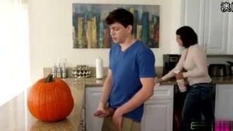 [Halloween vorgestellt] Der große Schwanz BANG fehlt!! Bruder und Schwester masturbieren vor ihrer Mutter, ohne dass es jemand merkt!!