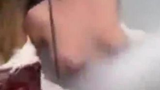 [구미] 왕가슴녀 서프라이즈! 분수의 우연한 일치로 가슴 두 개가 뿜어져 나왔다.