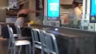 Eine McDonald's-Mitarbeiterin war über die Beleidigung unzufrieden und schlug die Kundin, bis ihre Brüste geschüttelt wurden.