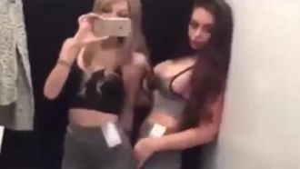 Le dressing des filles étrangères s'amuse trop ! Shame Play Quatre paires de beaux seins clignotent devant moi ~ Ce trou est à moi