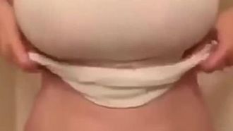 [Europe and the United States] The pretty girl with big breasts has to expose her breasts wherever she goes!!? It will make you want to go crazy!!?