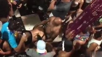 [Europa e Stati Uniti] Carnevale sessuale brasiliano ~ Se vi vedete alla sfilata, verrete portati direttamente alla festa per fare sesso!!