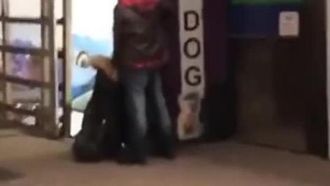 【欧米】彼氏のアソコがかゆい～彼女が街中で舐め始めた～舐めて警察が来るなんて知らなかった～!!