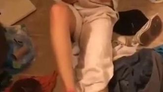 [Europa e Stati Uniti] Ho sorpreso una giovane donna che si masturbava in bagno!! È troppo timida per coprirsi il seno, quindi non fare foto~