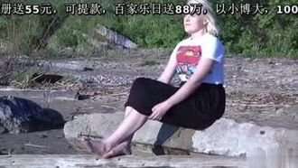 [欧美] 听见溪流的声音~白皙女子河边脱裤~晒太阳兼尿尿~