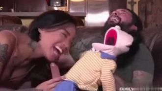 [欧美] 腹语娃娃性欲高涨~刺青妹妹看傻了直接帮他吹吹~