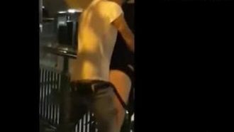 [街头偷拍] 小情侣性慾一来~街上直接屌啪一波!!完全不顾路人偷拍~