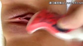 先帮美少妇的B毛刮干净了再操，无毛B干着就是爽高清露脸