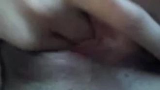 「三指妹」手指塞嘴也塞洞　奶大性欲也好大：三指全用才有快感