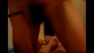 La giovane modella alta fu inghiottita dalla bocca dell'uomo ricco