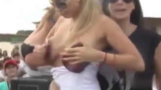 ¡Carnaval tetona! Una chica y una chica bailaban y se besaban apasionadamente, semidesnudas. Ella se sujetaba los pechos con ambas manos, pero un hombre los abrió a la fuerza: estaba mareada y muy grande.