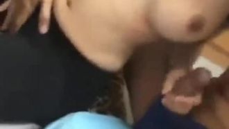 Ma petite copine insatisfaite m'a aidé à me masturber en lui touchant les seins