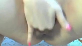 Voglio che tutti mi guardino mentre mi masturbo