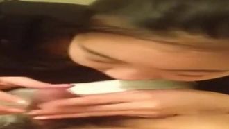 かわいい彼女は初めて男性のペニスを見て、「豆乳は入っていますか？」と尋ねました。