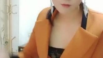 高颜质苗条美女跟表弟开直播频频出大招~逼逼抽烟倒立哈屌都来了~各种姿势狂抽猛送到逼都红了!!