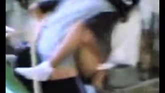 Ein örtlicher Mittelschüler hatte in der Mittagspause heimlich Sex und sah, dass der Schuldekan die Arbeit unterbrach, bevor er fertig war.