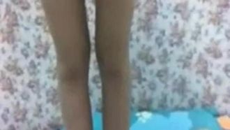 녹색 핫팬츠를 입은 소녀는 다리를 벌린 채 부드러운 전복을 드러냅니다!