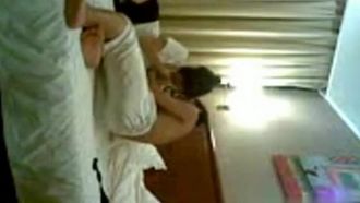 Девушка в черных чулках в сеточку и на подтяжках делает селфи со своим парнем в отеле (помогите)
