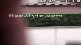 很火的跟拍美女大街上找不到厕所，无奈选择路边小树下尿尿-.mp4