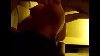 目が覚めた後、隣で誰かが録音していることに気づきました。