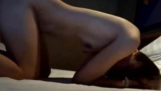 [I can’t be the only one to see it!] She didn’t want to show her face, let alone be creampied, but it backfired and white semen flowed out.