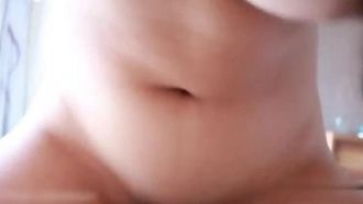 한 현지 소녀가 집 바닥에서 18세 소녀와 성교를 하고 그녀의 몸에 사정했습니다.