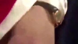 La azafata de la aerolínea X hizo bricolaje Dos dedos de profundidad en la sala VIP del 777 para encontrar el punto G... Inmediatamente encontró una pareja sexual tan pronto como se bajó del avión%%%1