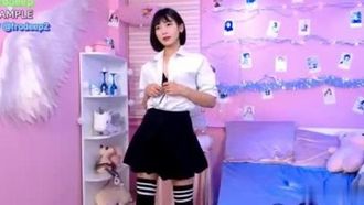 [欧美] 短发正妹不停撩裙揉衣~制服下的神秘胴体!!