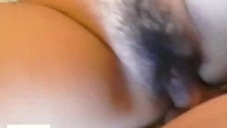 金のネックレスを着けた美女は人々を彼女の中に射精したくなる