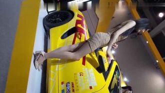 Ein Schönheitsmodell mit großen Brüsten trug auf der Chengdu Auto Show keine Unterwäsche. Als sie ihren BH zurechtzog, war der untere Teil ihres Rocks freigelegt und ihre lustvollen Schamhaare waren durch die Strumpfhose deutlich sichtbar.