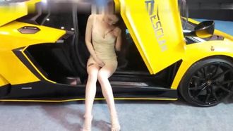 没穿内裤的大胸美模,整理胸罩时候裙底走光了