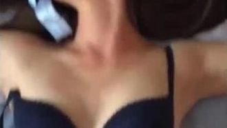 Es ist ein Video durchgesickert, in dem eine schöne Doktorandin und ihr ausländischer Freund privaten Sex zu Hause filmen. Sie sieht aus wie eine Göttin und ist nuttig im Bett. Ihre Muschi sieht ziemlich eng aus und ihre Schamlippen sind wirklich lang.