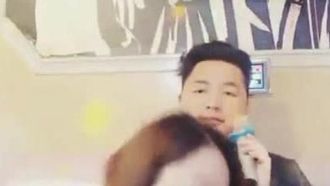El pequeño gordo fue a K para cantar y tener sexo con la señora sentada en el escenario. Era una vida feliz, aunque no cantaba bien.