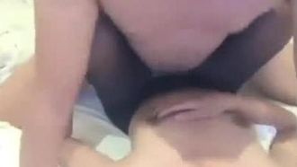 バーの外で酔っ払ったイケメンで可愛い女の子をナンパしてホテルでセックスしたところ、彼女は絶頂するまでマンコを舐めてセックスを懇願しました。