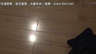 Siamo andati ad un appuntamento con una bella bellezza di Chongqing per cena. Dopo esserci ubriacati, l'abbiamo scopata con i nostri amici, abbiamo eiaculato senza preservativo e l'abbiamo scopata casualmente.