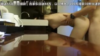 Nel giorno della Giornata Nazionale, sono andato al Jiuzhaigou Tourist Hotel con la mia ragazza del terzo anno per controllare una stanza, ci siamo alzati e abbiamo continuato a farlo finché il dialogo non è stato chiaro sul tavolo.