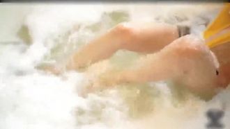 Vomito di sangue, consigliato: una modella con un seno enorme è stata fotografata in privato nella vasca da bagno, e il fotografo le ha colpito il seno e le ha toccato la figa con una pistola ad acqua