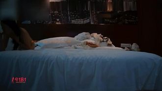 漂亮美女白领,约出来一起吃饭看电影后忽悠到酒店干她,美女激烈反抗,扒掉裤子插进去后瞬间被征服