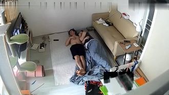 카메라 TP 사랑하는 부부가 함께 TV를 본다. 어린 며느리가 주도적으로 자지를 만지고 그녀의 몸을 타고 그녀를 놀리지만 그녀는 소녀의 뚱뚱한 엉덩이와 큰 가슴 쌍을 열심히 박는다. 하이라이트입니다.
